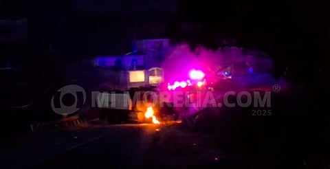 Enfrentamiento armado deja bloqueos e incendio de camión en la Pátzcuaro–Uruapan