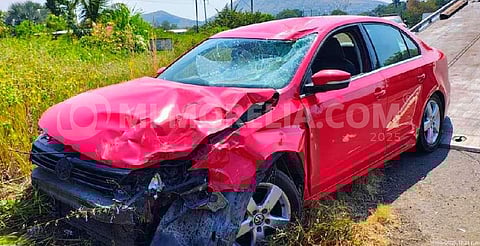 Joven motociclista queda herida en fuerte choque de frente conta un auto