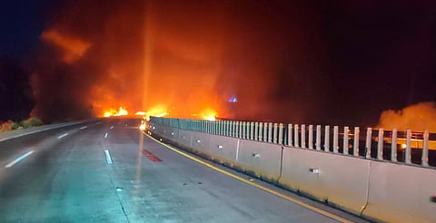 Incendio de pipa con combustible cierra autopista México–Puebla en ambos sentidos