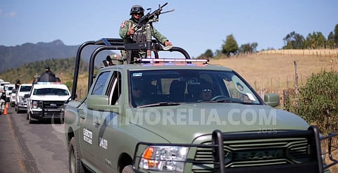 Hallan dos cadáveres en carretera de Uruapan; uno estaba dentro de bolsas