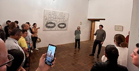 Carlos Soto impulsa el arte local con la exposición “Ritual de llamamiento”, una oda visual al cuerpo y la naturaleza