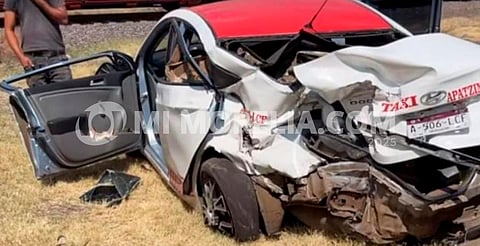Taxi es embestido al tratar de ganarle el paso al Tren en Gabriel Zamora