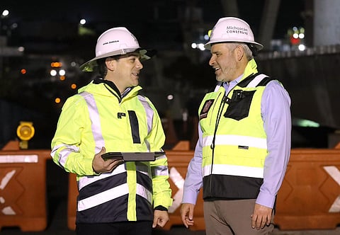 Supervisa Bedolla colocación de trabe en distribuidor vial de salida a Pátzcuaro