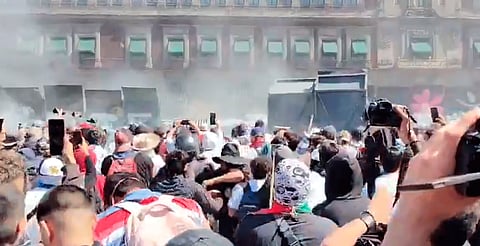Manifestantes de la "Generación Z" derriban vallas frente a Palacio Nacional