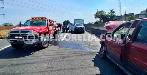 Choque frontal en la Cuatro Caminos-Apatzingán deja tres lesionados