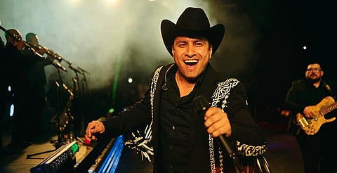 No es mi piloto: Julión Álvarez desmiente vínculo con detenido en aeropuerto