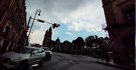 Ambiente fresco en Morelia: niebla por la mañana, nubes y claros por la noche
