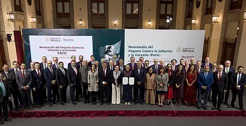 Firma Sheinbaum convenio para mantener precio de la canasta básica en $910