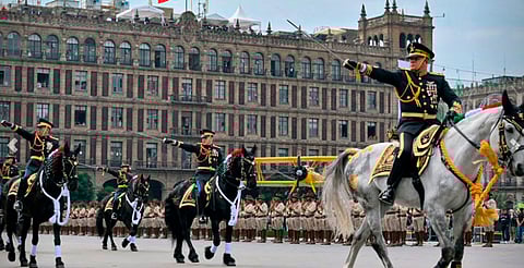 Cambian ruta y acortan desfile de la Revolución ante protesta del "20N" en CDMX