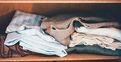 Trucos caseros que salvan tu ropa del olor a guardado