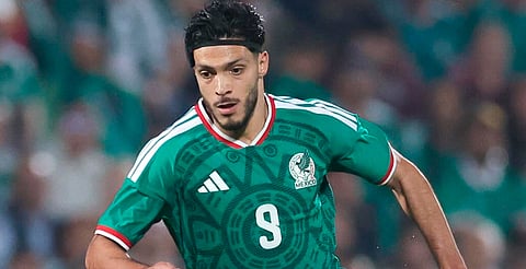 Raúl Jiménez: el goleador que se apaga en torneos oficiales