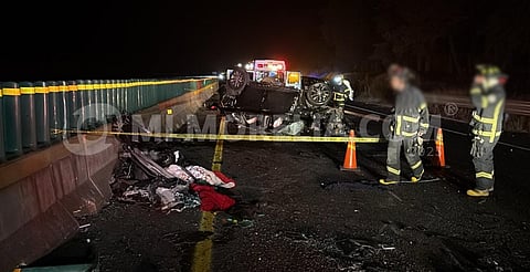 Un fallecido y una mujer herida tras choque volcadura, en la autopista Siglo XXI