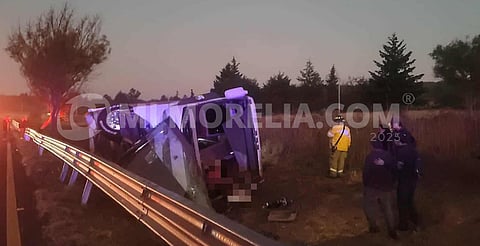 Empresa DC Tours, implicada en fatal volcadura en carretera de Michoacán