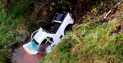 Muere conductor tras caer con su camioneta a canal en la Morelia–Quiroga