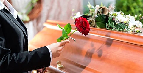 Buscan que trabajadores tengan 5 días con goce de sueldo por fallecimiento de familiar