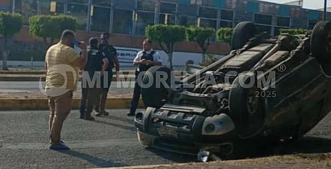 Vuelca auto en la Av. Madero Oriente de Morelia