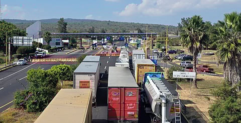 Se suman bloqueos carreteros en Michoacán por campesinos; este es el reporte actualizado