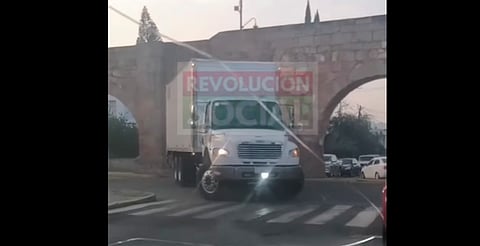 Camión queda atorado en el Acueducto de Morelia; reportan daños en un arco