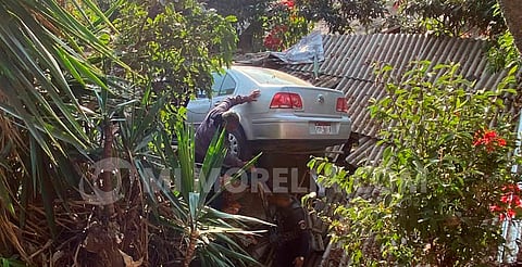 Michoacán: auto cae sobre techo de casa tras chocar con moto en Zitácuaro