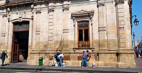 Retiran grafitis del Palacio Federal y Correos en el Centro de Morelia