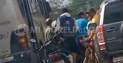 Viejito es atropellado por microbús en Uruapan: lucha por su vida tras brutal impacto
