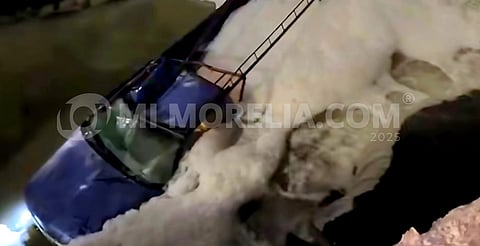 Hombre herido al caer con su camioneta a canal de aguas negras, en Uruapan