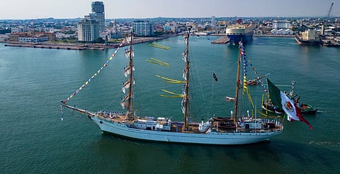 Así despidieron al Velero Cuauhtémoc tras celebrar 200 años de historia naval