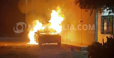 Menores jugaban con pirotecnia y provocan incendio de vehículo en Zamora