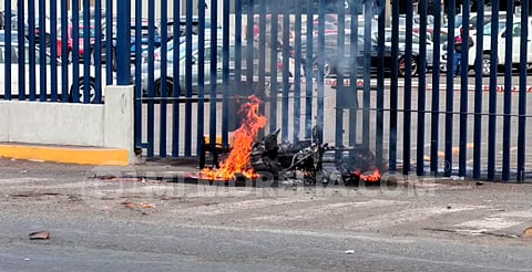 Comuneros queman motopatrulla durante bloqueo en periférico de Morelia