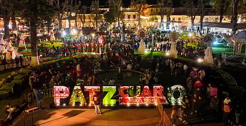 Pátzcuaro enciende su espíritu navideño con árbol, caravana y nacimiento monumental