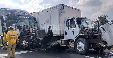 Fuerte choque en El Reparo provoca caos vial en la carretera Morelia-Pátzcuaro