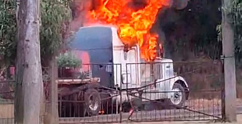 Bloqueo con tráiler incendiado en Chilchota, tras enfrentamiento en Zamora; hay dos abatidos: FGE