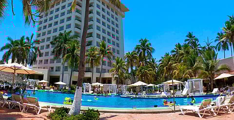 Empleados del Hotel Emporio de Ixtapa estallan huelga por incumplimientos laborales