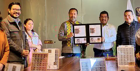 Julio Arreola coloca a Pátzcuaro en el mapa mundial con la cancelación de la estampilla Catrina Postal-Día de Muertos