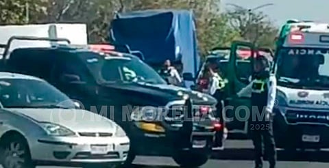 Joven queda herida tras derrapar en moto, en Morelia