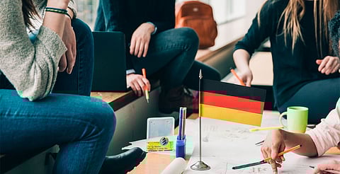 Cubre desde colegiatura hasta seguros y viáticos, por un periodo de 12 a 42 meses