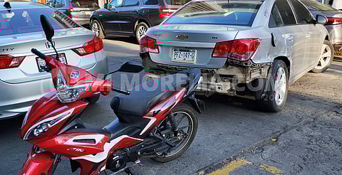 Camión de pasajeros provoca carambola y atropella a mujer en Zamora