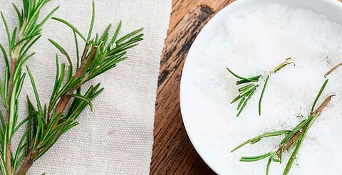 Purifica el refrigerador, absorbiendo aromas indeseables sin químicos