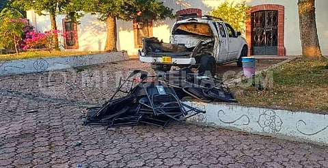 Mujer sufre lesiones por estallido de cohetones en atrio parroquial de Huacao
