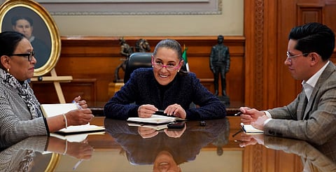 Sheinbaum invita al papa León XIV a visitar México en el Día de la Virgen