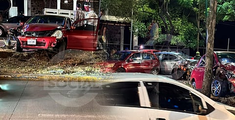 Fuerte choque en Madero Poniente; uno de los autos quedó sobre el camellón