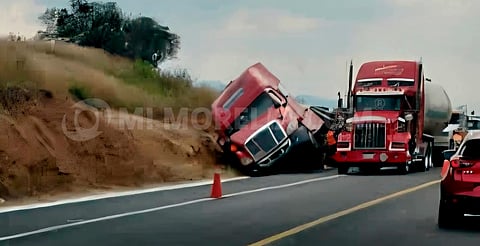 Vuelca tráiler con tanques de amoniaco en la autopista Pátzcuaro–Copándaro