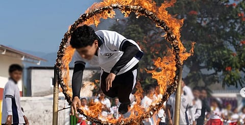 Alumnos realizan salto a través de fuego en Oaxaca; el video causa revuelo en redes