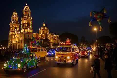 Regalarán juguetes y dulces en caravana navideña de autos clásicos en Morelia