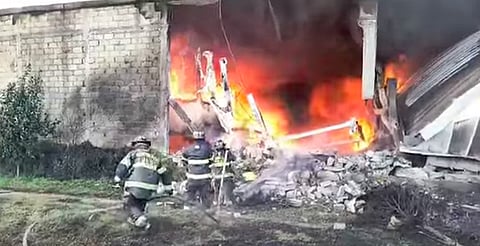 Avioneta se estrella contra bodega cerca del aeropuerto de Toluca