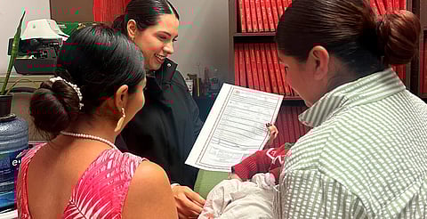 Por primera vez en Pátzcuaro, una pareja de mujeres registra a su bebé en el Registro Civil