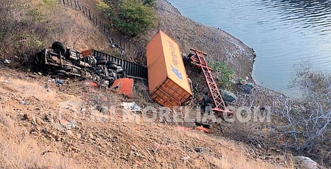 Muere conductor de tractocamión tras volcar a barranco en la Siglo XXI de Michoacán