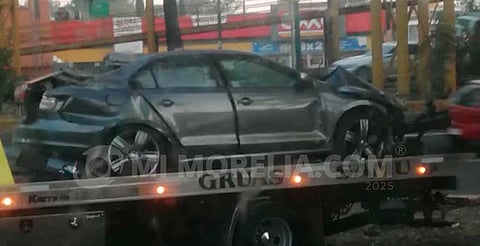 Auto queda destrozado tras choque en libramiento de Morelia; no se reportan víctimas