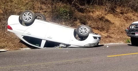 Vuelca vehículo en la Pátzcuaro–Uruapan; no hay heridos