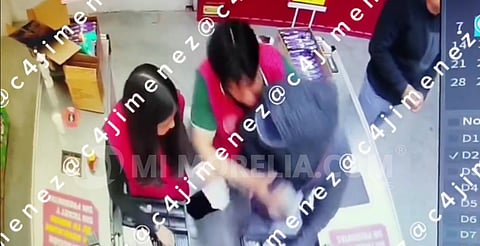 VIDEO: "rata" entra a robar tienda y clientes y cajeros le dan golpiza